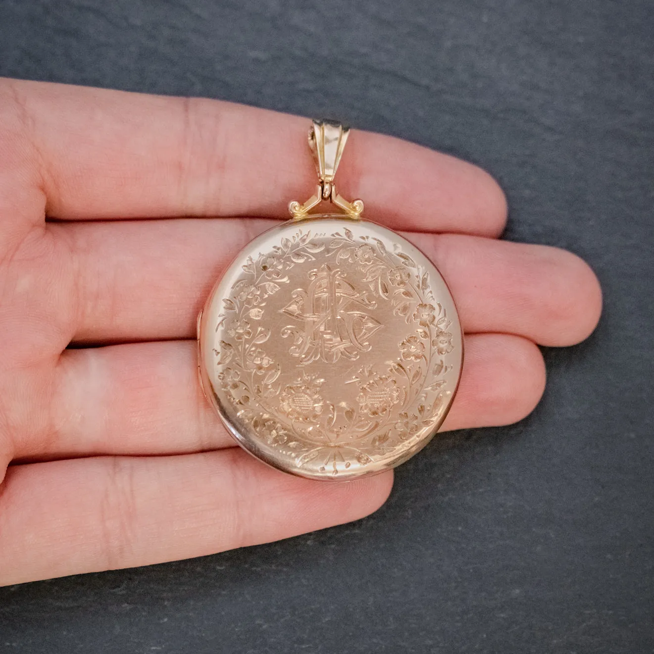 Antique Edwardian Round Forget Me Not Locket 9Ct Gold Dated 1910