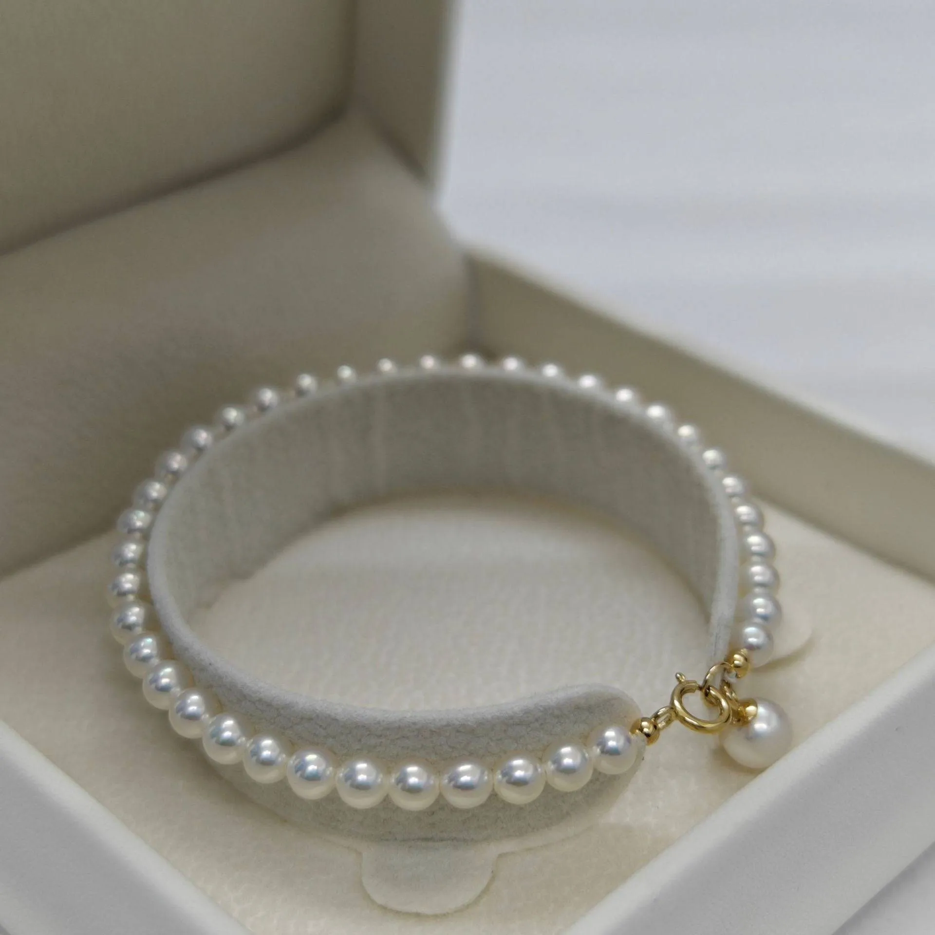 Dainty White Freshwater Pearl 18K Gold Bracelet