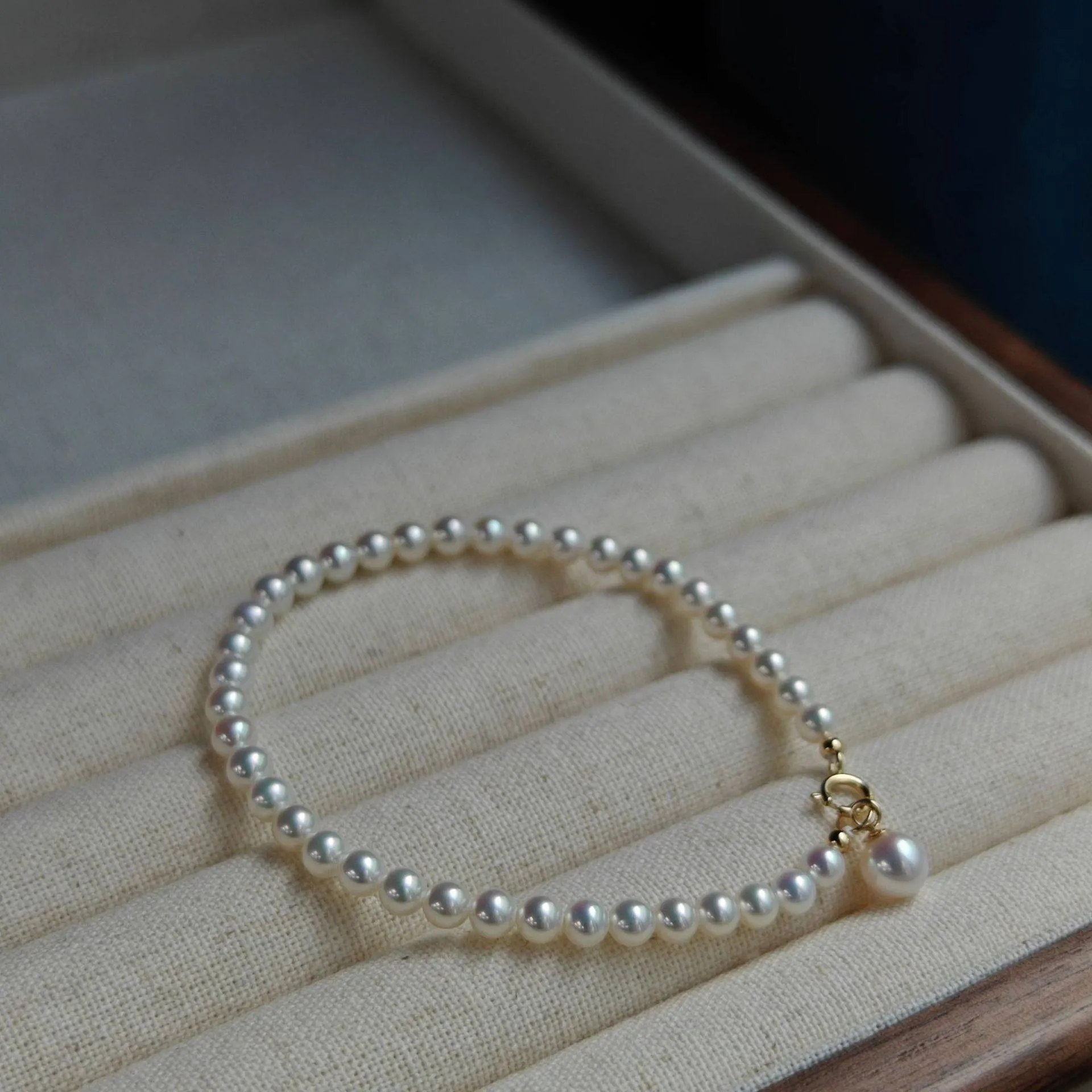 Dainty White Freshwater Pearl 18K Gold Bracelet