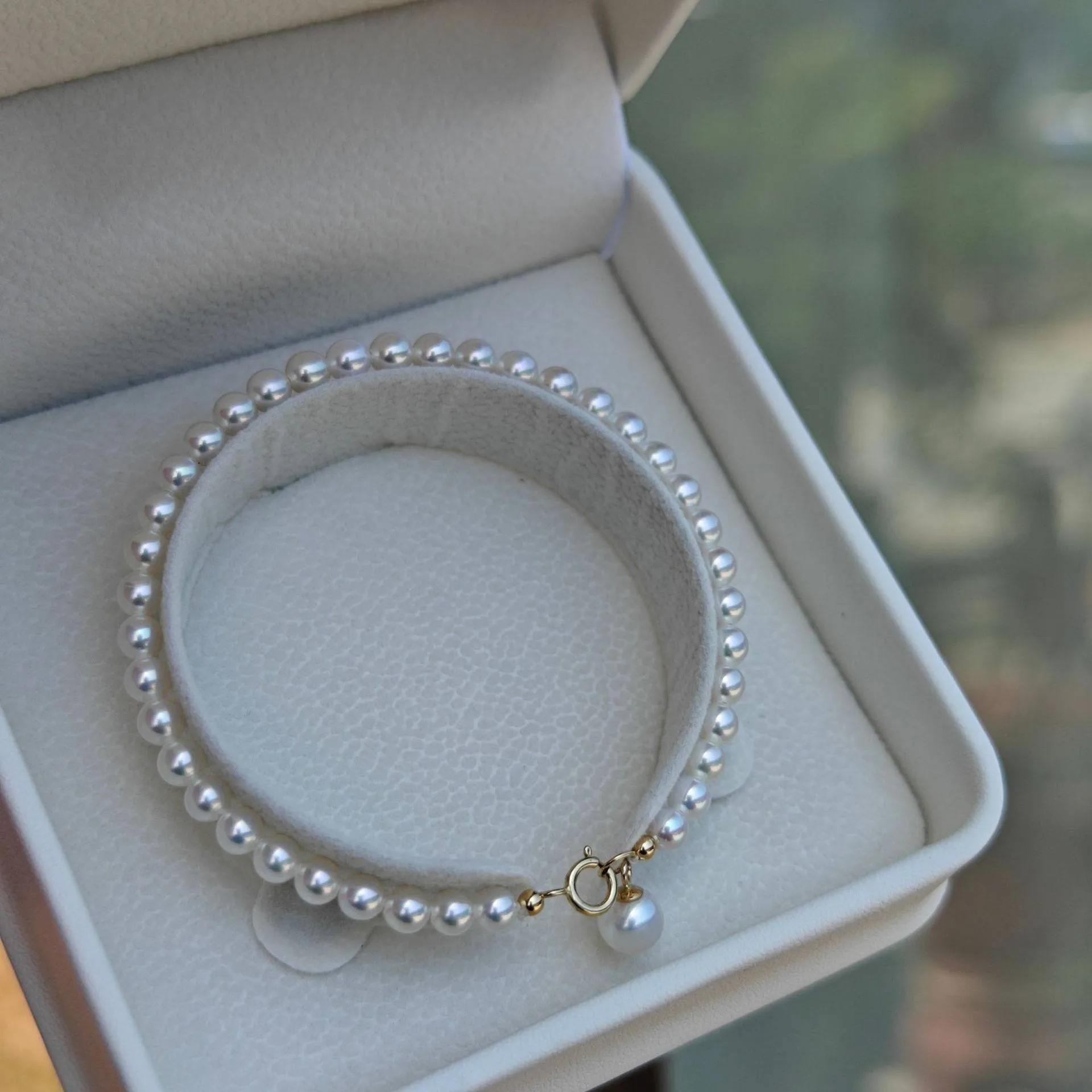 Dainty White Freshwater Pearl 18K Gold Bracelet