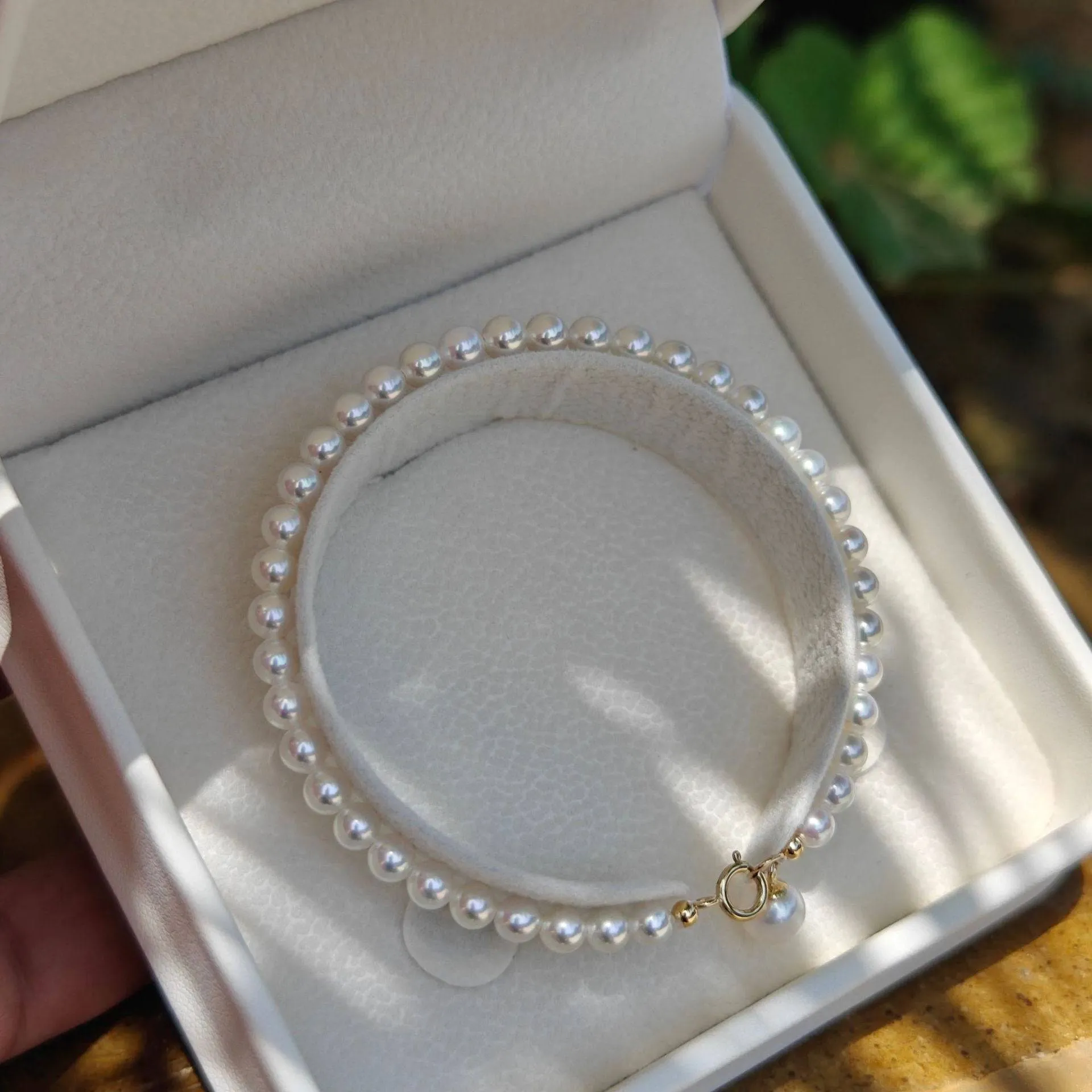 Dainty White Freshwater Pearl 18K Gold Bracelet