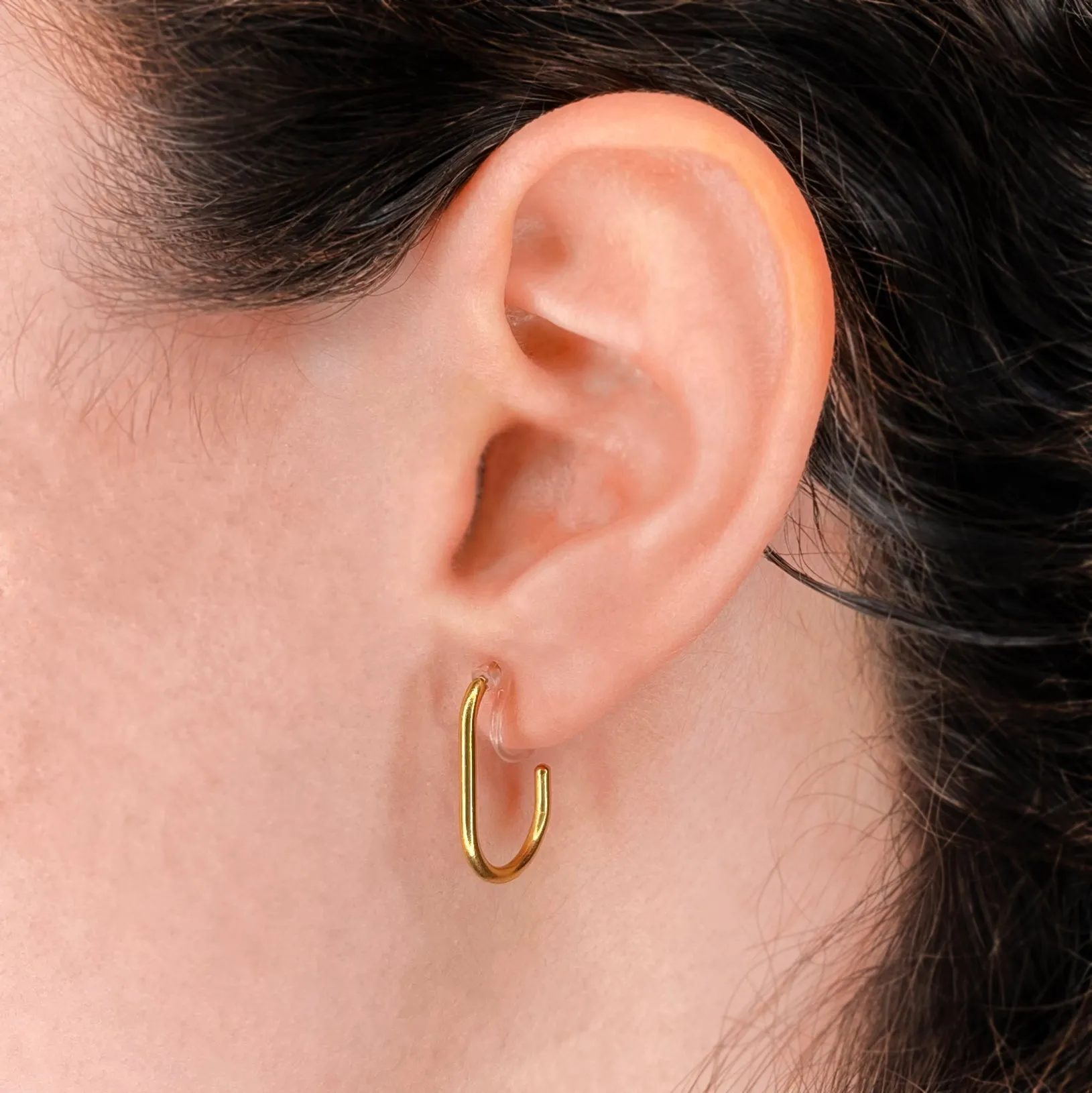 SMALL OVAL HOOP EARRINGS IN GOLD